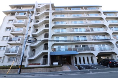 静かな住宅地ながらも生活施設が整った環境で暮らす。